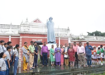 ৮৪তম প্রয়াণ দিবসে বিশ্বকবিকে শ্রদ্ধাঞ্জলি— উমাকান্ত এলামনির উদ্যোগে উমাকান্ত একাডেমির সামনে কবিগুরুর মূর্তিতে পুষ্পার্ঘ্য অর্পণ, অংশগ্রহণ করে ছাত্র-ছাত্রী ও সদস্যরা।