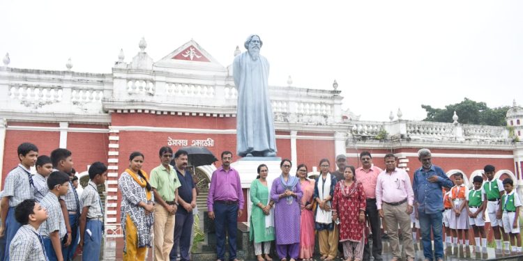 ৮৪তম প্রয়াণ দিবসে বিশ্বকবিকে শ্রদ্ধাঞ্জলি— উমাকান্ত এলামনির উদ্যোগে উমাকান্ত একাডেমির সামনে কবিগুরুর মূর্তিতে পুষ্পার্ঘ্য অর্পণ, অংশগ্রহণ করে ছাত্র-ছাত্রী ও সদস্যরা।