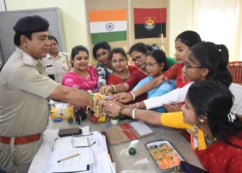 রাখি বন্ধন উপলক্ষে আগরতলায় বিশ্ব হিন্দু পরিষদের মহিলা সদস্যদের উদ্যোগে পুলিশ আধিকারিকদের রাখি পরিয়ে সৌভ্রাতৃত্বের বার্তা প্রদান।