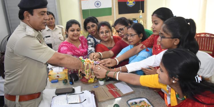 রাখি বন্ধন উপলক্ষে আগরতলায় বিশ্ব হিন্দু পরিষদের মহিলা সদস্যদের উদ্যোগে পুলিশ আধিকারিকদের রাখি পরিয়ে সৌভ্রাতৃত্বের বার্তা প্রদান।