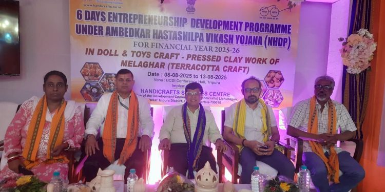 চাপা মাটির কাজে নিয়োজিত কারিগরদের উৎসাহিত করার জন্য আম্বেদকর হস্তশিল্প বিকাশ যোজনা (NHDP) এর অধীনে ৬ দিনব্যাপী পুতুল ও খেলনা শিল্পের উপর উদ্যোক্তা উন্নয়ন কর্মসূচির আয়োজন করা হয়।।