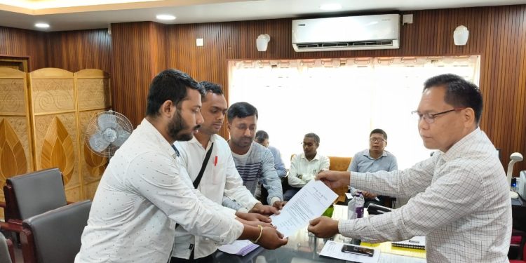 শিক্ষা প্রতিষ্ঠান গুলিতে শিক্ষা বান্ধব পরিবেশ ফিরিয়ে আনার স্বার্থে ৪ দফা দাবিতে এস এফ আই ডুকলি বিভাগীয় কমিটির উদ্যোগে শিক্ষা অধিকর্তার নিকট ডেপুটেশন প্রদান করা হয়।