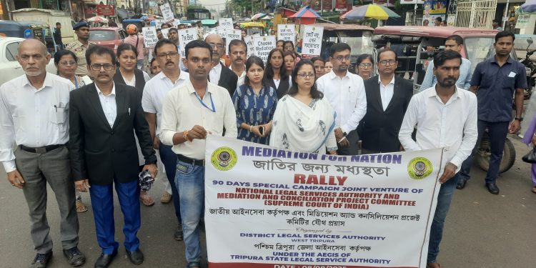 দেশব্যাপী বিশেষ মধ্যস্থতা অভিযানের প্রচারে আজ আগরতলায় সচেতনতামূলক র্যালিতে অংশ নেন আদালতে কর্মরত বিচারকরা।