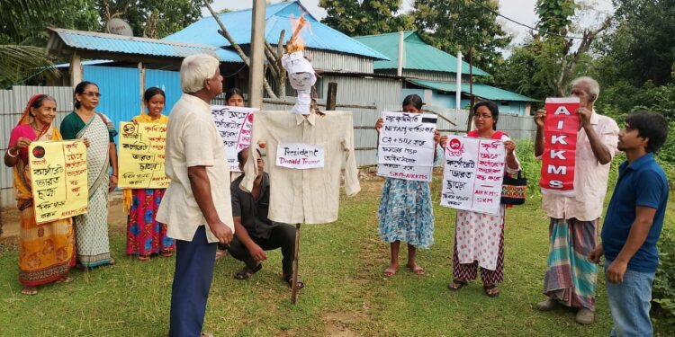 আজ, আগরতলায় এ আই কে কে এম এস-এর উদ্যোগে কর্পোরেট ভারত ছাড় আন্দোলনের ডাক দেয় এবং মার্কিন প্রেসিডেন্ট ডোনার টাম্পের কোষপুতুল দাহ করে প্রতিবাদ জানায়।