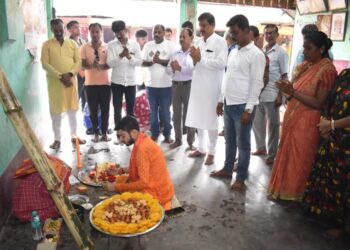 মহারাজগঞ্জ বাজারে মৎস্য ব্যবসায়ী সমিতির উদ্যোগে পূজো উদযাপন অনুষ্ঠিত হলো