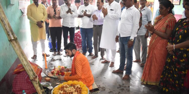মহারাজগঞ্জ বাজারে মৎস্য ব্যবসায়ী সমিতির উদ্যোগে পূজো উদযাপন অনুষ্ঠিত হলো