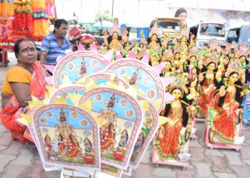 বটতলায় অস্থায়ী দোকান বসাতে ব্যবসায়ীদের গুনতে হচ্ছে দৈনিক ৪০০ টাকা ভাড়া