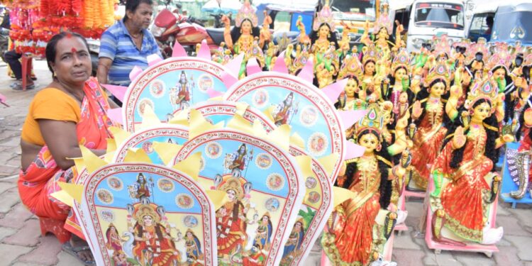 বটতলায় অস্থায়ী দোকান বসাতে ব্যবসায়ীদের গুনতে হচ্ছে দৈনিক ৪০০ টাকা ভাড়া