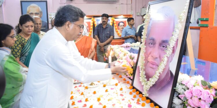 প্রাক্তন প্রধানমন্ত্রী ‘ভারতরত্ন’ অটল বিহারি বাজপেয়ীর প্রয়াণ দিবসে দলীয় কার্যালয়ে শ্রদ্ধা নিবেদন অনুষ্ঠান অনুষ্ঠিত হলো