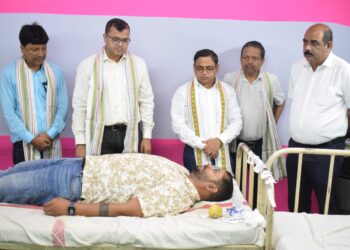 সদর মহকুমাশাসক কার্যালয়ে স্বেচ্ছায় রক্তদান কর্মসূচি অনুষ্ঠিত হলো