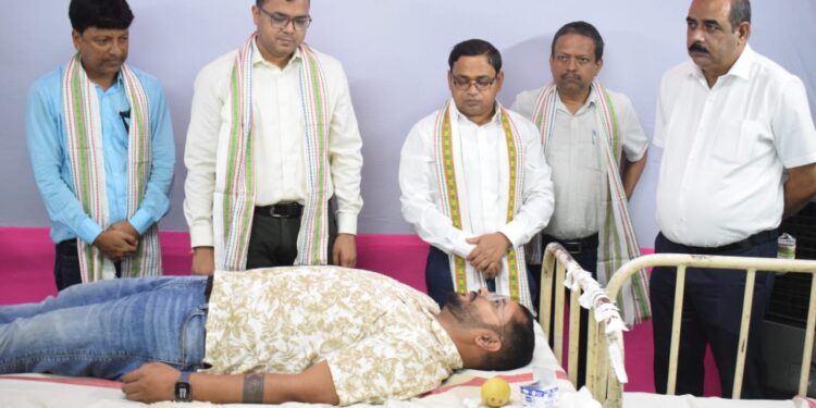 সদর মহকুমাশাসক কার্যালয়ে স্বেচ্ছায় রক্তদান কর্মসূচি অনুষ্ঠিত হলো