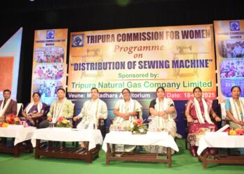 ত্রিপুরা মহিলা কমিশনের উদ্যোগে এবং ত্রিপুরা ন্যাচারাল গ্যাস কোম্পানি লিমিটেড-এর পৃষ্ঠপোষকতায় মিঠাধারা অডিটোরিয়ামে সেলাই মেশিন বিতরণ কর্মসূচি অনুষ্ঠিত হয়.