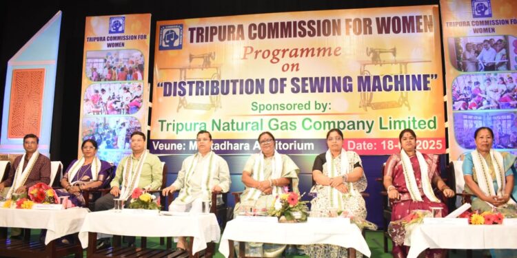 ত্রিপুরা মহিলা কমিশনের উদ্যোগে এবং ত্রিপুরা ন্যাচারাল গ্যাস কোম্পানি লিমিটেড-এর পৃষ্ঠপোষকতায় মিঠাধারা অডিটোরিয়ামে সেলাই মেশিন বিতরণ কর্মসূচি অনুষ্ঠিত হয়.