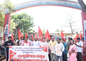 জুয়া ও নেশাসহ অপরাধমূলক কর্মকাণ্ডের বিরুদ্ধে বনমালীপুরে ক্ষোভ প্রকাশ, অভিযোগ জানাতে পূর্ব আগরতলা থানায় গেল সিপিআইএম