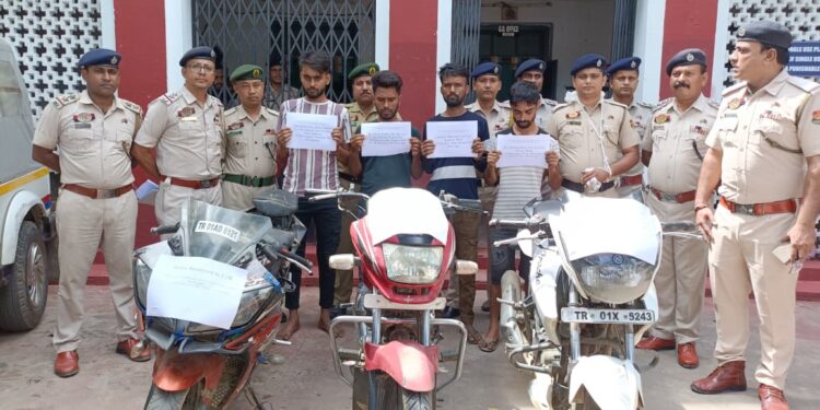 পশ্চিম আগরতলা থানার পুলিশের অভিযানে চোরচক্রের হাতে থাকা তিনটি মোটরবাইক ও স্বর্ণালঙ্কার উদ্ধার