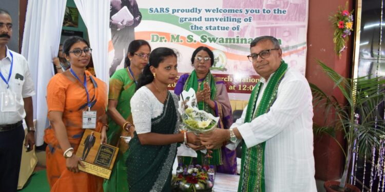 সবুজ বিপ্লবের জনক ড. এম. এস. স্বামীনাথনের মর্মর মূর্তি উন্মোচনের ঐতিহাসিক মুহূর্ত।