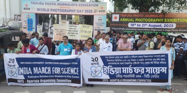 আগরতলায় বিজ্ঞানচেতনা ও পরিবেশ রক্ষার দাবিতে ‘ইন্ডিয়া মার্চ ফর সায়েন্স’-এ অংশ নিলেন বিভিন্ন শ্রেণির মানুষ।