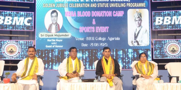 বিবিএম কলেজের সুবর্ণ জয়ন্তী উপলক্ষে আয়োজিত রক্তদান শিবিরে উপস্থিত মন্ত্রী সুধাংশু দাস ও আগরতলা পুর নিগমের মেয়র দীপক মজুমদার।