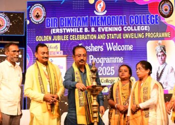 বীর বিক্রম মেমোরিয়াল কলেজের সুবর্ণ জয়ন্তী ও মূর্তি উন্মোচন অনুষ্ঠানে প্রদীপ প্রজ্বলন করে শুভ সূচনা