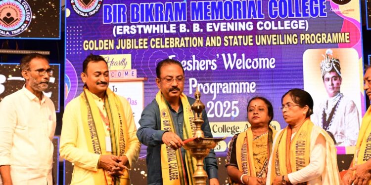 বীর বিক্রম মেমোরিয়াল কলেজের সুবর্ণ জয়ন্তী ও মূর্তি উন্মোচন অনুষ্ঠানে প্রদীপ প্রজ্বলন করে শুভ সূচনা