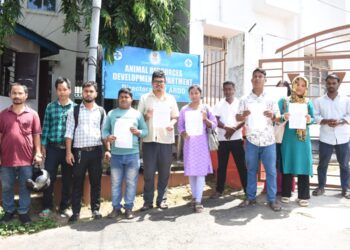 ৫ মাস ধরে বেতন বঞ্চিত প্রাণিসম্পদ বিকাশ দপ্তরের ২৬ জন কর্মী ক্ষোভে ফুঁসছেন