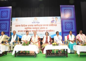 বন্যা দুর্গত মানুষের পাশে দাঁড়ালো প্রশাসন