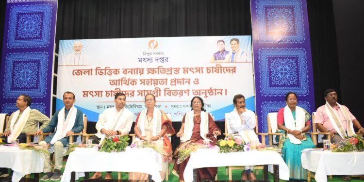 বন্যা দুর্গত মানুষের পাশে দাঁড়ালো প্রশাসন