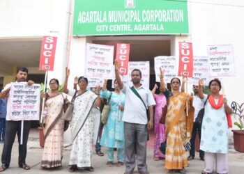 নগরবাসীর দাবি আদায়ে মেয়রের কাছে স্মারকলিপি প্রদান করল এসইউসিআই।