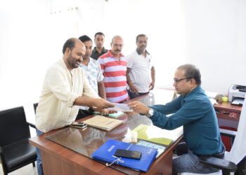 গোলাপি অটোর প্রচারে সক্রিয় টিম অমল।