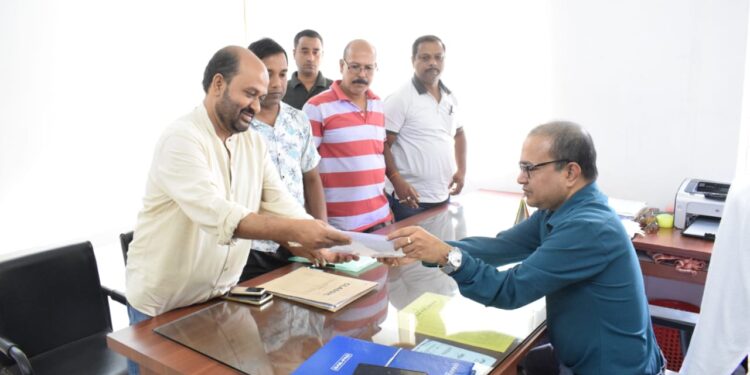 গোলাপি অটোর প্রচারে সক্রিয় টিম অমল।