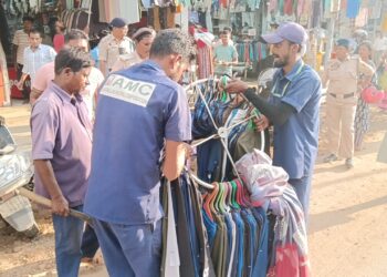 পূজার ভিড়ের মাঝে নিয়ম-শৃঙ্খলা রক্ষায় শহরে বিশেষ অভিযান চালায় পুর নিগম ও ট্রাফিক পুলিশ।