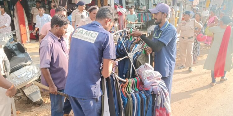 পূজার ভিড়ের মাঝে নিয়ম-শৃঙ্খলা রক্ষায় শহরে বিশেষ অভিযান চালায় পুর নিগম ও ট্রাফিক পুলিশ।