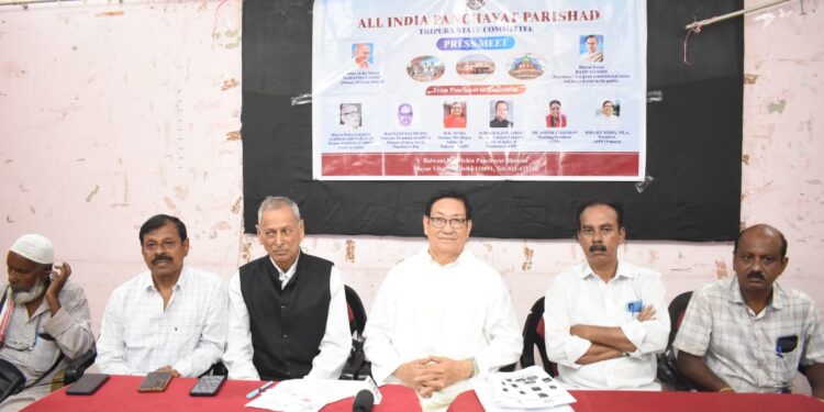 অল ইন্ডিয়া পঞ্চায়েত পরিষদ, ত্রিপুরা রাজ্য কমিটির আয়োজিত সাংবাদিক সম্মেলনে উপস্থিত পদাধিকারীরা।
