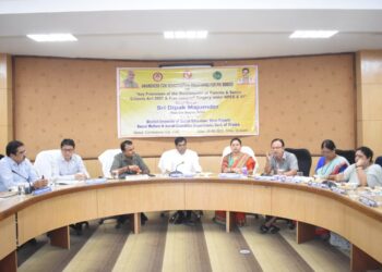 আগরতলা পুর নিগম সম্মেলন কক্ষে “পিতামাতা ও প্রবীণ নাগরিক রক্ষণাবেক্ষণ আইন ২০০৭” এবং এনপিসিবি অ্যান্ড ভিআই প্রকল্পের অধীনে বিনামূল্যে ছানি অস্ত্রোপচার বিষয়ক সচেতনতা ও সংবেদনশীলতা কর্মসূচিতে বক্তব্য রাখছেন মেয়র দীপক মজুমদার।