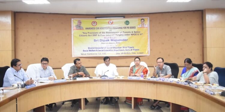 আগরতলা পুর নিগম সম্মেলন কক্ষে “পিতামাতা ও প্রবীণ নাগরিক রক্ষণাবেক্ষণ আইন ২০০৭” এবং এনপিসিবি অ্যান্ড ভিআই প্রকল্পের অধীনে বিনামূল্যে ছানি অস্ত্রোপচার বিষয়ক সচেতনতা ও সংবেদনশীলতা কর্মসূচিতে বক্তব্য রাখছেন মেয়র দীপক মজুমদার।