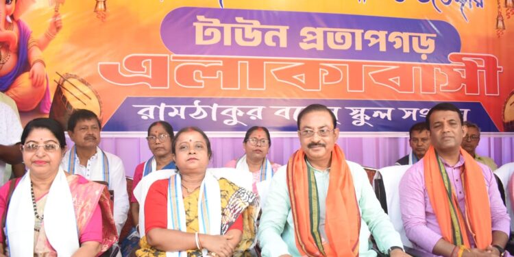 টাউন প্রতাপগড় এলাকাবাসীর উদ্যোগে গণেশ পূজার অনুষ্ঠানে উপস্থিত অতিথিবৃন্দ।