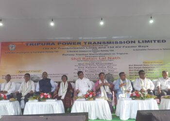 ত্রিপুরা পাওয়ার ট্রান্সমিশন লিমিটেড-এর উদ্যোগে রেলওয়ে ট্র্যাকশন বিদ্যুতায়নের জন্য ১৩২ কেভি ট্রান্সমিশন লাইন ও ফিডার বে’র উদ্বোধনী অনুষ্ঠানে উপস্থিত মন্ত্রী, জনপ্রতিনিধি ও অতিথিবৃন্দ।