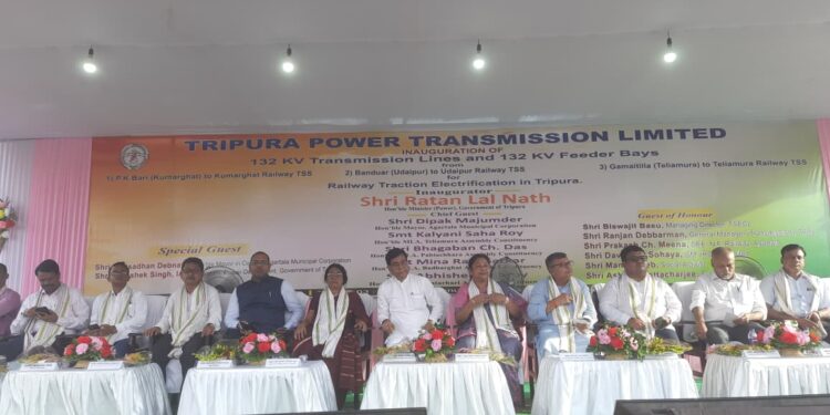 ত্রিপুরা পাওয়ার ট্রান্সমিশন লিমিটেড-এর উদ্যোগে রেলওয়ে ট্র্যাকশন বিদ্যুতায়নের জন্য ১৩২ কেভি ট্রান্সমিশন লাইন ও ফিডার বে’র উদ্বোধনী অনুষ্ঠানে উপস্থিত মন্ত্রী, জনপ্রতিনিধি ও অতিথিবৃন্দ।