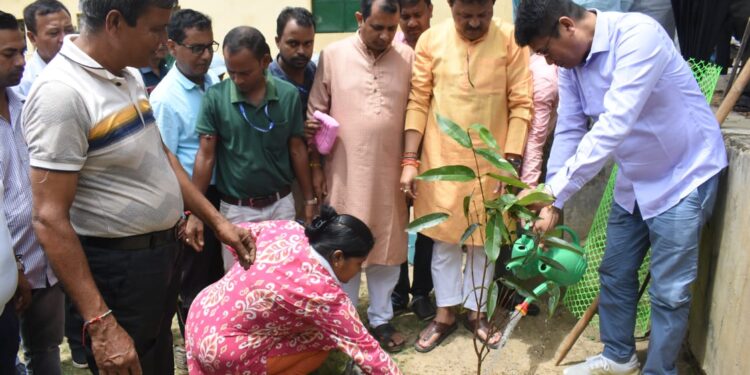 ভাটি অভয়নগরে বন মহোৎসবে বৃক্ষরোপণ কর্মসূচিতে যোগ দিলেন মন্ত্রী বিকাশ দেববর্মা ও অন্যান্য অতিথিরা