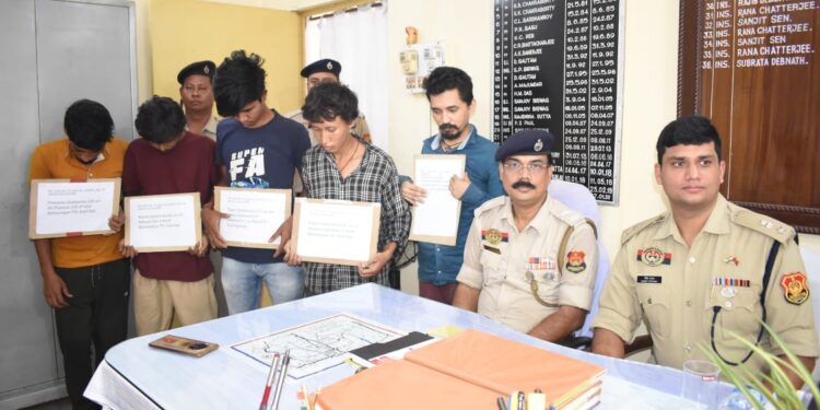 চুরির ঘটনায় যুক্ত ৫ দুষ্কৃতীকে গ্রেপ্তার, পুলিশের হাতে উদ্ধার চুরি হওয়া সামগ্রী