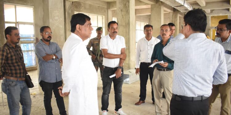 আগরতলায় প্রস্তাবিত নতুন সিভিল হাসপাতালের নির্মাণকাজ পরিদর্শনে মেয়র