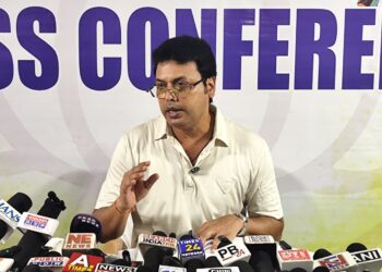প্রাক্তন মুখ্যমন্ত্রী বিপ্লব কুমার দেব সংবাদ সম্মেলনে বিভিন্ন বিষয়ে মত প্রকাশ করছেন
