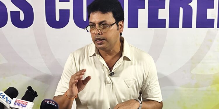 প্রাক্তন মুখ্যমন্ত্রী বিপ্লব কুমার দেব সংবাদ সম্মেলনে বিভিন্ন বিষয়ে মত প্রকাশ করছেন