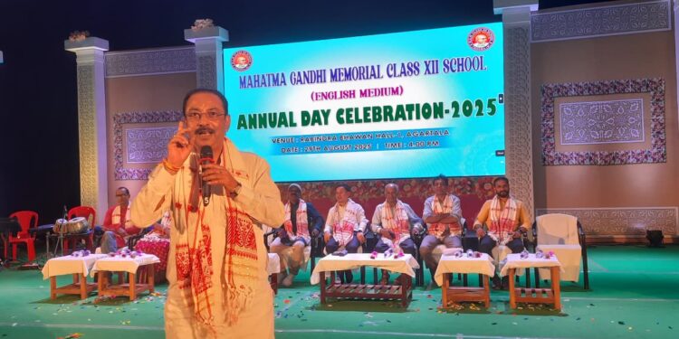 মহাত্মা গান্ধী মেমোরিয়াল ক্লাস XII স্কুলের বার্ষিক উৎসব উপলক্ষে আগরতলার রবীন্দ্র ভবন হলে আয়োজিত অনুষ্ঠানে অতিথিদের উপস্থিতি