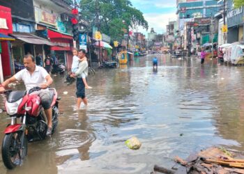 স্বল্প সময়ের প্রবল বৃষ্টিতে আগরতলা শহরের রাস্তায় জলাবদ্ধতা, দৈনন্দিন জীবন ব্যাহত
