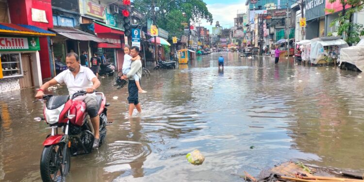 স্বল্প সময়ের প্রবল বৃষ্টিতে আগরতলা শহরের রাস্তায় জলাবদ্ধতা, দৈনন্দিন জীবন ব্যাহত