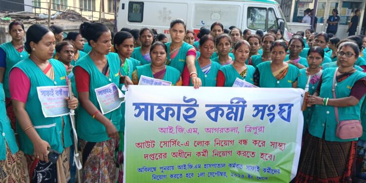 আইজিএম হাসপাতালে আক্রান্ত সাফাই কর্মীদের প্রতিবাদ ও বিক্ষোভ