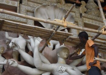 শিল্পীর নিপুণ স্পর্শে প্রতিমা গড়ার ব্যস্ততা, আগমনী সুরে মুখরিত পুজো প্রস্তুতি।