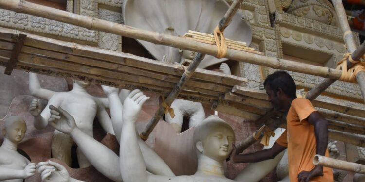 শিল্পীর নিপুণ স্পর্শে প্রতিমা গড়ার ব্যস্ততা, আগমনী সুরে মুখরিত পুজো প্রস্তুতি।