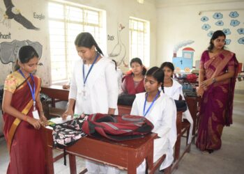 বিজয় কুমার বালিকা বিদ্যালয়ে শিক্ষক দিবসের বিশেষ মুহূর্তে শিক্ষার্থীদের মধ্যেই ধরা পড়লো গুরু-শিষ্যের সম্পর্ক